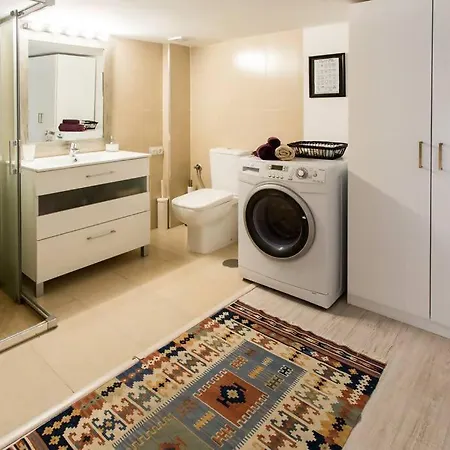 Duplex Center Parking Netflix Amazon Video *